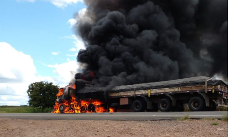 Carreta fica destruída após pegar fogo na BR 405, próximo a São João do Rio do Peixe