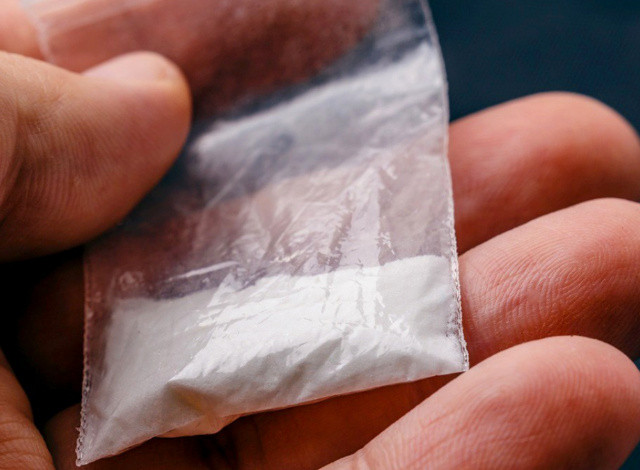 Mulher é conduzida à delegacia após ser flagrada com cocaína escondida em bolsa no município de Sousa