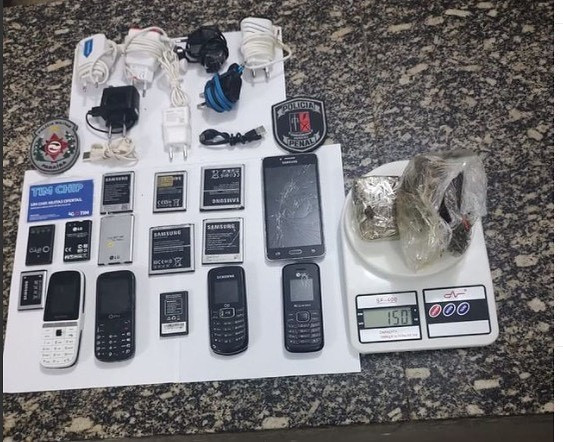 Policiais penais e militares apreendem droga e celulares arremessados para o presídio em Catolé do Rocha