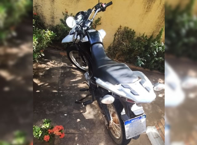 Homem é levado à delegacia após ser flagrado com moto adulterada em Catolé do Rocha