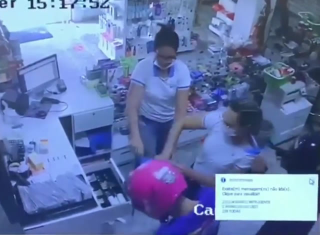 VÍDEO: Dupla armada pratica roubo em farmácia na cidade de Patos