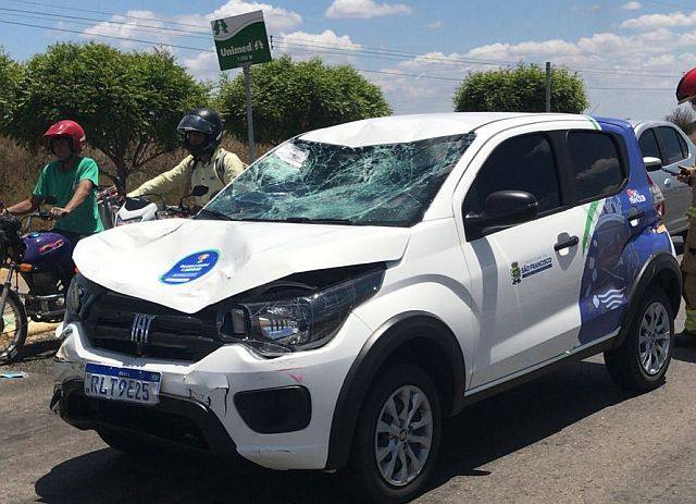 VÍDEO: Carro da prefeitura de São Francisco se envolve em acidente com moto em Sousa
