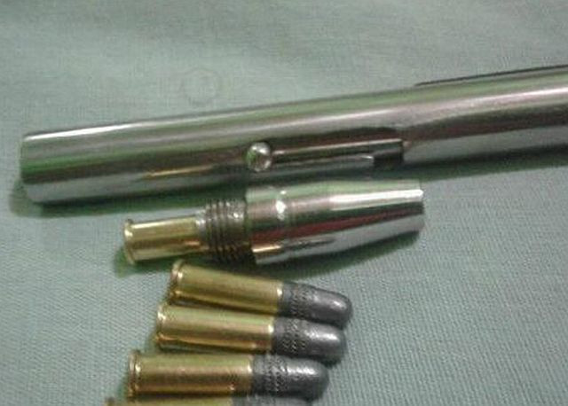 Vendedor é levado à delegacia após ser flagrado com arma em formato de caneta em Cajazeiras