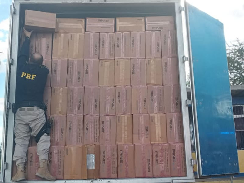 VÍDEO: PRF apreende carga de cigarros contrabandeados avaliada em 2 milhões de reais em Cajazeiras/PB