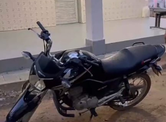 Homem tem motocicleta roubada por dupla armada em Pombal