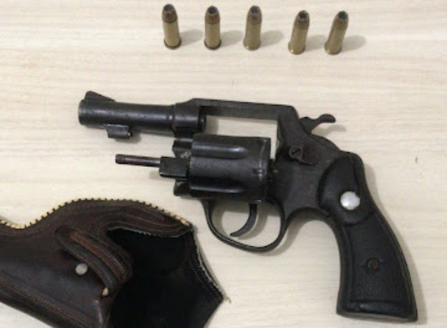 Jovem é levado à delegacia após flagrado com revólver em Cajazeiras