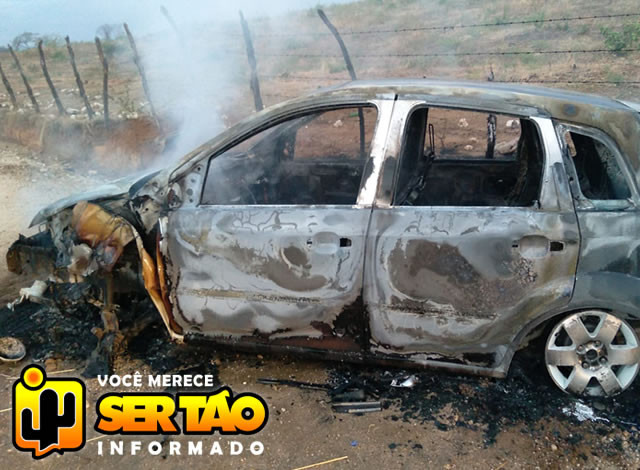 Carro pega fogo em estrava vicinal na zona rural de São João do Rio do Peixe; bombeiros foram acionados