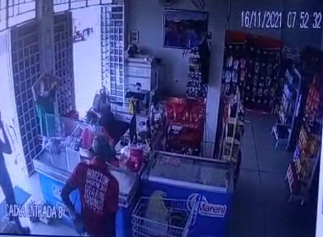 VÍDEO: Bandidos armados praticam roubo em supermercado na cidade de Sousa