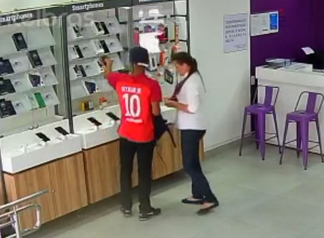 VÍDEO: Dupla armada rouba vários aparelhos celulares de loja da Vivo em Patos