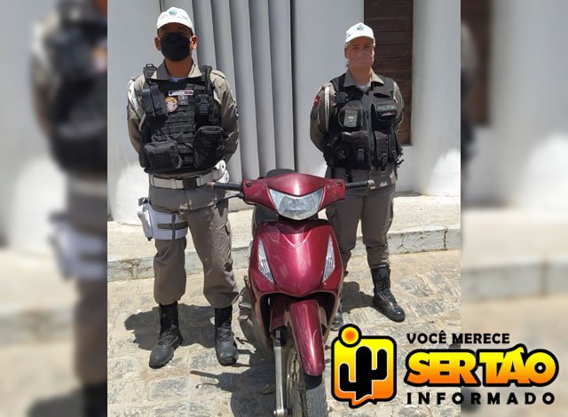 Policiamento de trânsito apreende moto com restrição de roubo/furto na cidade de Sousa