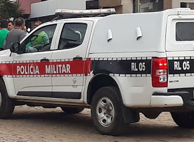 Jovem é conduzido à delegacia acusado de agredir o pai, a mãe e a irmã grávida em Catolé do Rocha