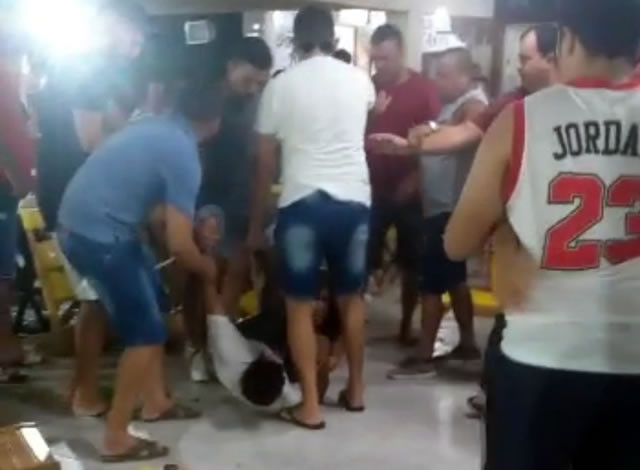 VÍDEOS: Jovens e proprietário de bar são levados à delegacia após confusão generalizada em Sousa