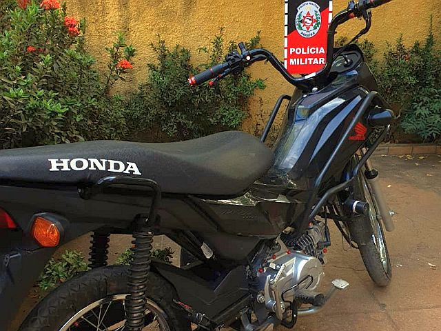 Polícia Militar prende em Catolé do Rocha, homem com motocicleta que foi roubada em São Bento