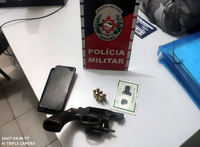 Polícia Militar apreende arma, recupera moto roubada na cidade de Aparecida e prende acusado