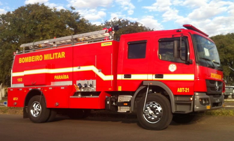 Bombeiros são acionados para conter incêndio em residência na cidade de Santa Luzia/PB