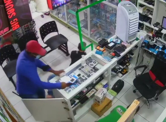 VÍDEO: Bandidos armados praticam roubo em loja de celulares na cidade de Uiraúna