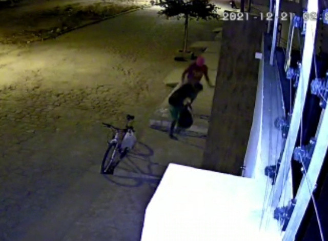 VÍDEO: Irmãos suspeitos de praticarem furto em residência são presos pela PM em Pombal