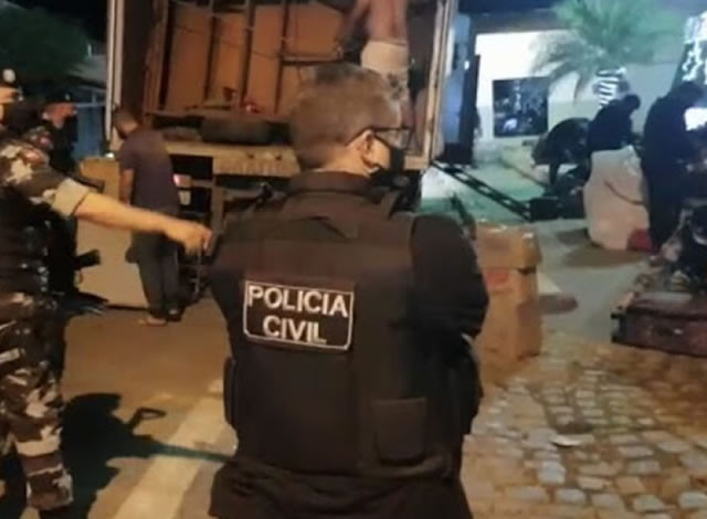 Operação policial intercepta caminhão, prende cinco suspeitos e apreende arma e maconha no Sertão da Paraíba
