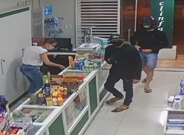 VÍDEO: Dupla armada pratica roubo em farmácia na cidade de São João do Rio do Peixe
