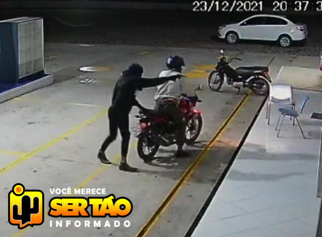 VÍDEO: Dupla armada pratica roubo em posto de combustíveis na cidade de Aparecida