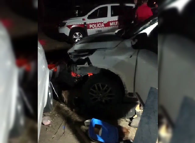 VÍDEO: Homem perde controle de carro, desse barranco e por pouco não atropela várias pessoas em Sousa
