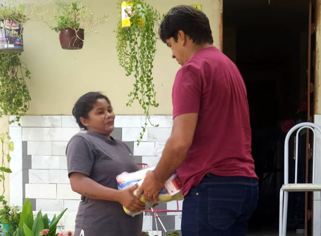 Vereador de cidade da grande Sousa entrega cestas para famílias carentes neste Natal