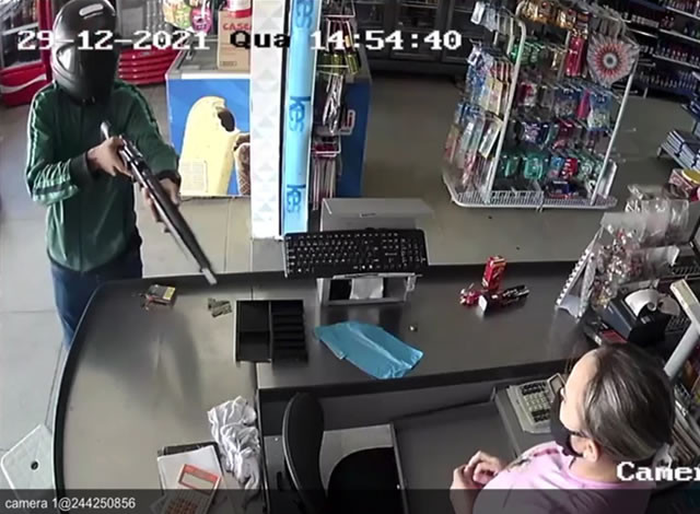 VÍDEO: Bandidos armados praticam roubo em mercadinho no município de Sousa