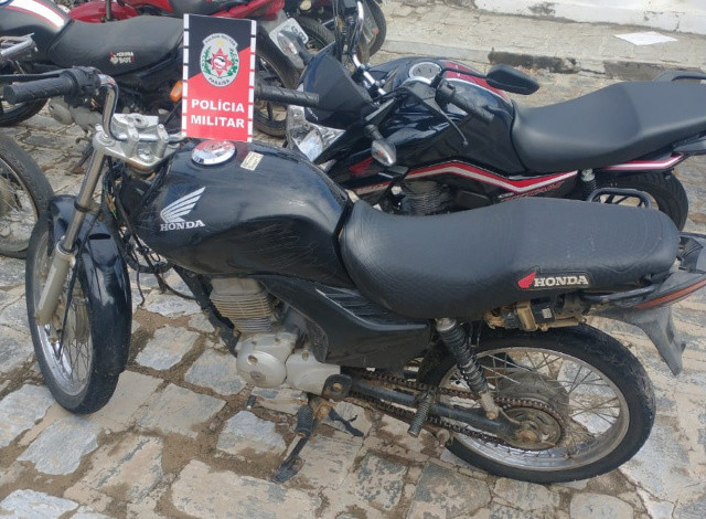 Polícia Militar recupera motocicleta com restrição de roubo/furto na cidade de Aparecida