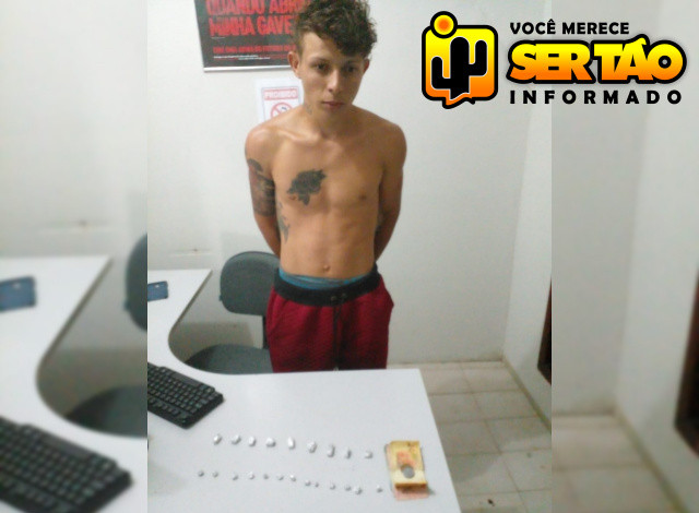 Jovem é conduzido à delegacia após ser flagrado com drogas na cidade de Sousa