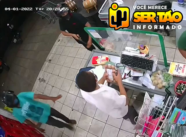 VÍDEO: Bandidos armados praticam roubo em supermercado na cidade de Sousa; moto e celular são recuperados