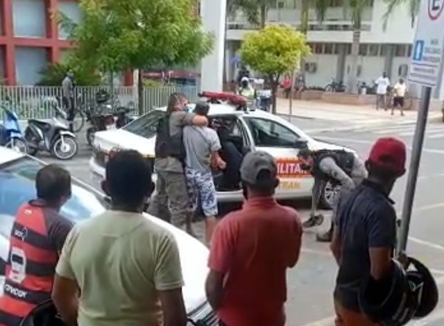 VÍDEO: Homem é levado à delegacia após promover desordens na Caixa Econômica em Sousa