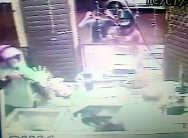 VÍDEO: Dupla armada pratica roubo em mercadinho e foge atirando na cidade de Sousa