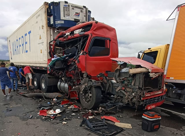 Duas carretas e carro se envolvem em acidente de trânsito no município de Sousa
