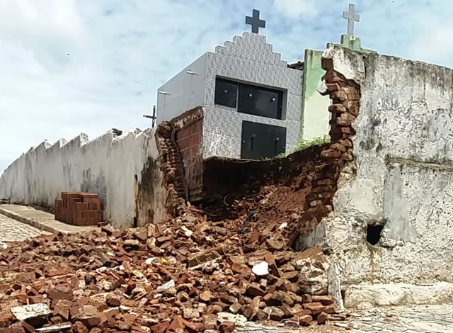 VÍDEO: Muro de Cemitério de cidade da região de Sousa cai após chuva de 72 milímetros