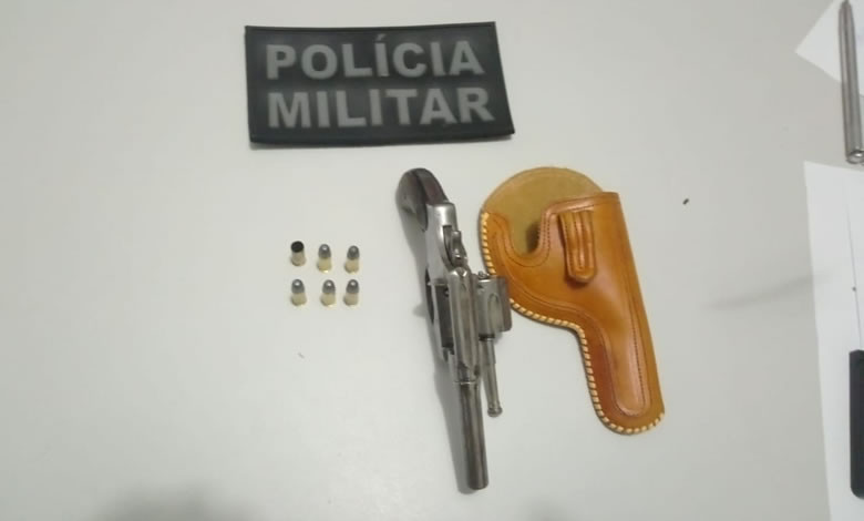 Polícia Militar prende mulher por porte ilegal de arma de fogo e ameaça na cidade de Paulista