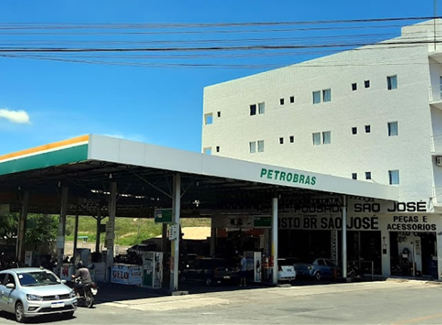 Bandidos armados roubam cofre e carro em posto de combustíveis em São José de Piranhas