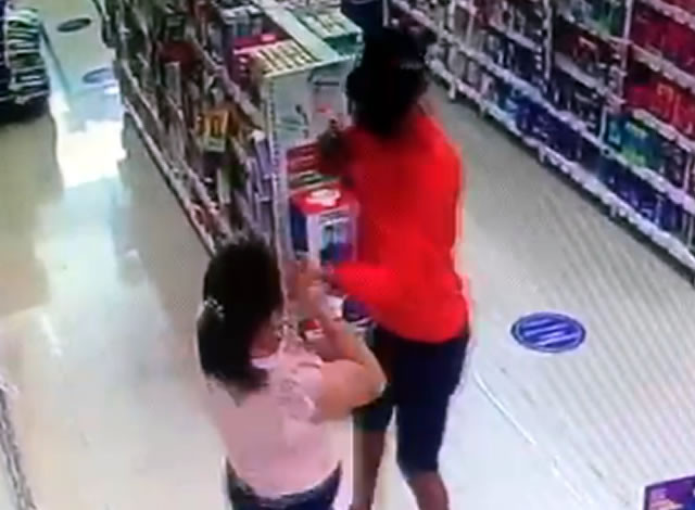 VÍDEO: Homem armado pratica roubo em farmácia na cidade de Catolé do Rocha
