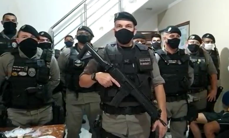 Polícia Militar prende jovens envolvidos em assalto e tentativas de homicídio e aprende armas e drogas em Itaporanga