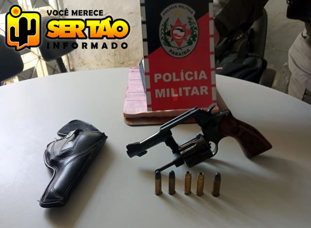 Comerciante é levado à delegacia após ser flagrado com arma na cidade de Sousa