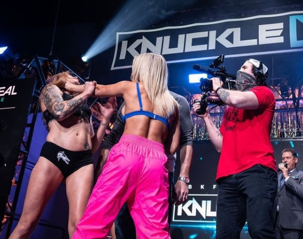 Ex-UFC Paige VanZant quase enforca rival na encarada antes da estreia no boxe sem luvas.