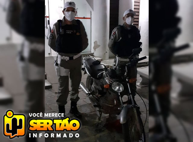 Policiamento de Trânsito recupera moto com restrição de roubo/furto na cidade de Sousa