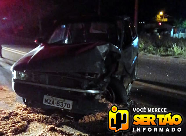 VÍDEO: Acidente de trânsito envolvendo carro e carreta deixa homens feridos em Sousa