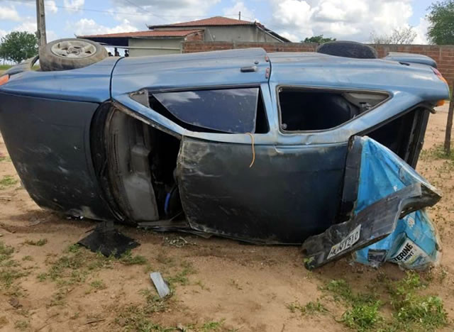 Populares ficam feridos após carro capotar na zona rural de Catolé do Rocha