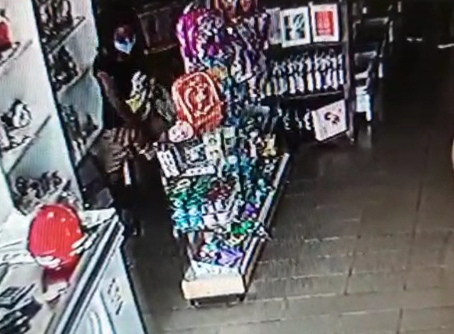 VÍDEO: Câmera de segurança mostra mulher praticando furto em loja na cidade de Sousa