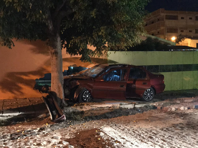 Motorista perde o controle do carro, sobe o meio fio e bate contra árvore e muro de casa em Cajazeiras