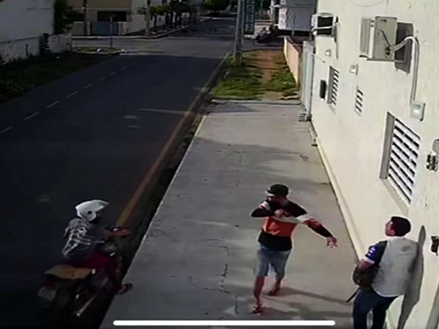 VÍDEO: Supervisor comercial é alvejado com tiros durante tentativa de assalto na cidade de Sousa