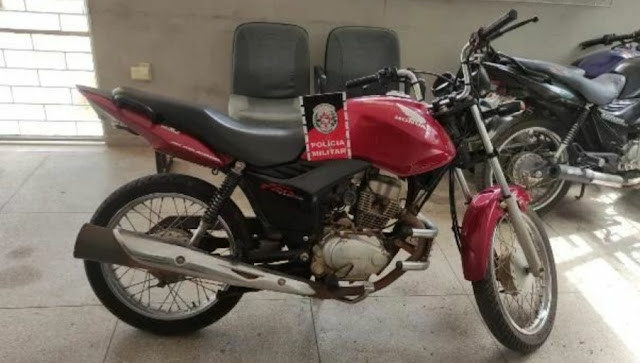 Polícia Militar prende homem foragido da justiça e recupera moto com restrição de roubo/furto na zona rural de Teixeira