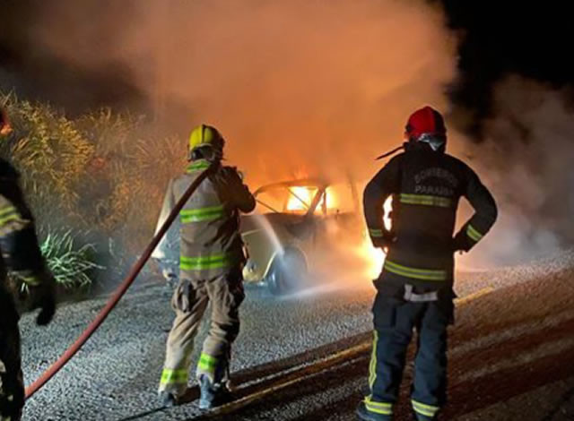 Carro pega fogo na rodovia PB-400, entre Cajazeiras e São José de Piranhas