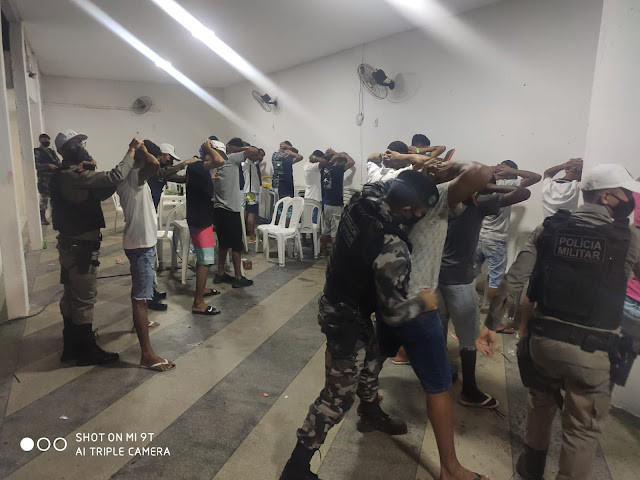 Polícia Militar encerra festa de aniversário e conduz cerca de 16 adolescentes à delegacia em Sousa