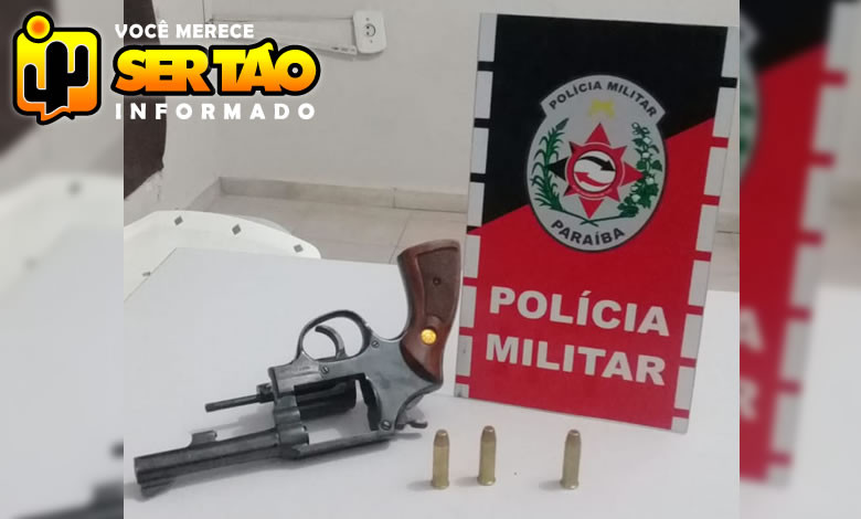 Dupla é levada à delegacia após ser flagrada com arma de fogo na cidade de Sousa